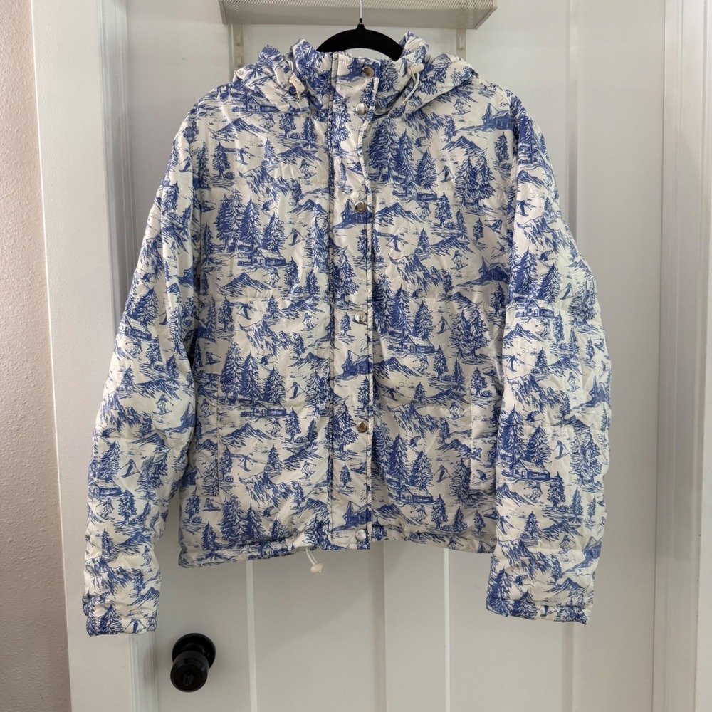 Beach Riot Alps Toile Puffer Coat Blue White Ski Scene Hooded Jacket Womens M